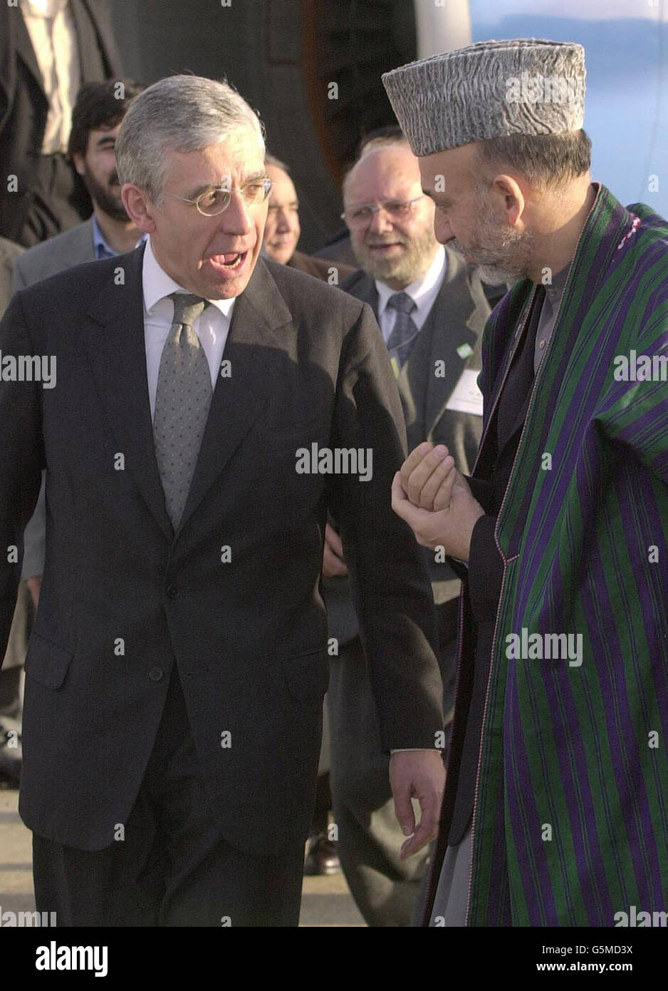 Le chef intérimaire afghan Hamid Karzaï s'entretient avec le ministre britannique des Affaires étrangères lorsqu'il arrive à l'aéroport de Londres Heathrow. Plus tard, il a eu des entretiens avec le Premier ministre Tony Blair à Downing Street. Banque D'Images