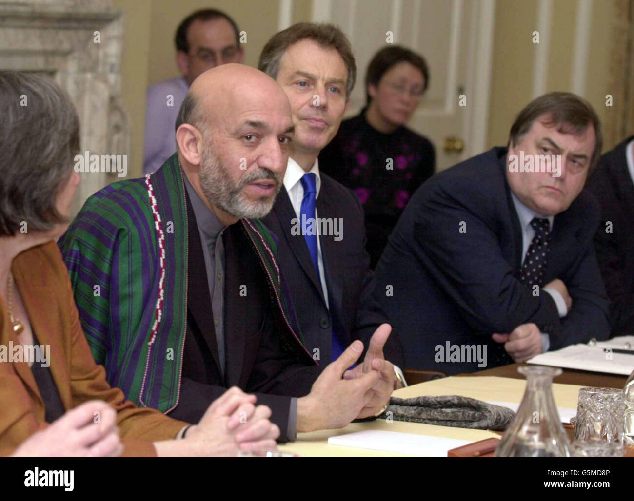 Le Premier ministre britannique Tony Blair regarde, ainsi que d'autres membres du Cabinet, tandis que le chef intérimaire afghan Hamid Karzaï (2e L) les a pris la parole dans la salle du Cabinet, à la rue Downing no 10, à Londres. Banque D'Images