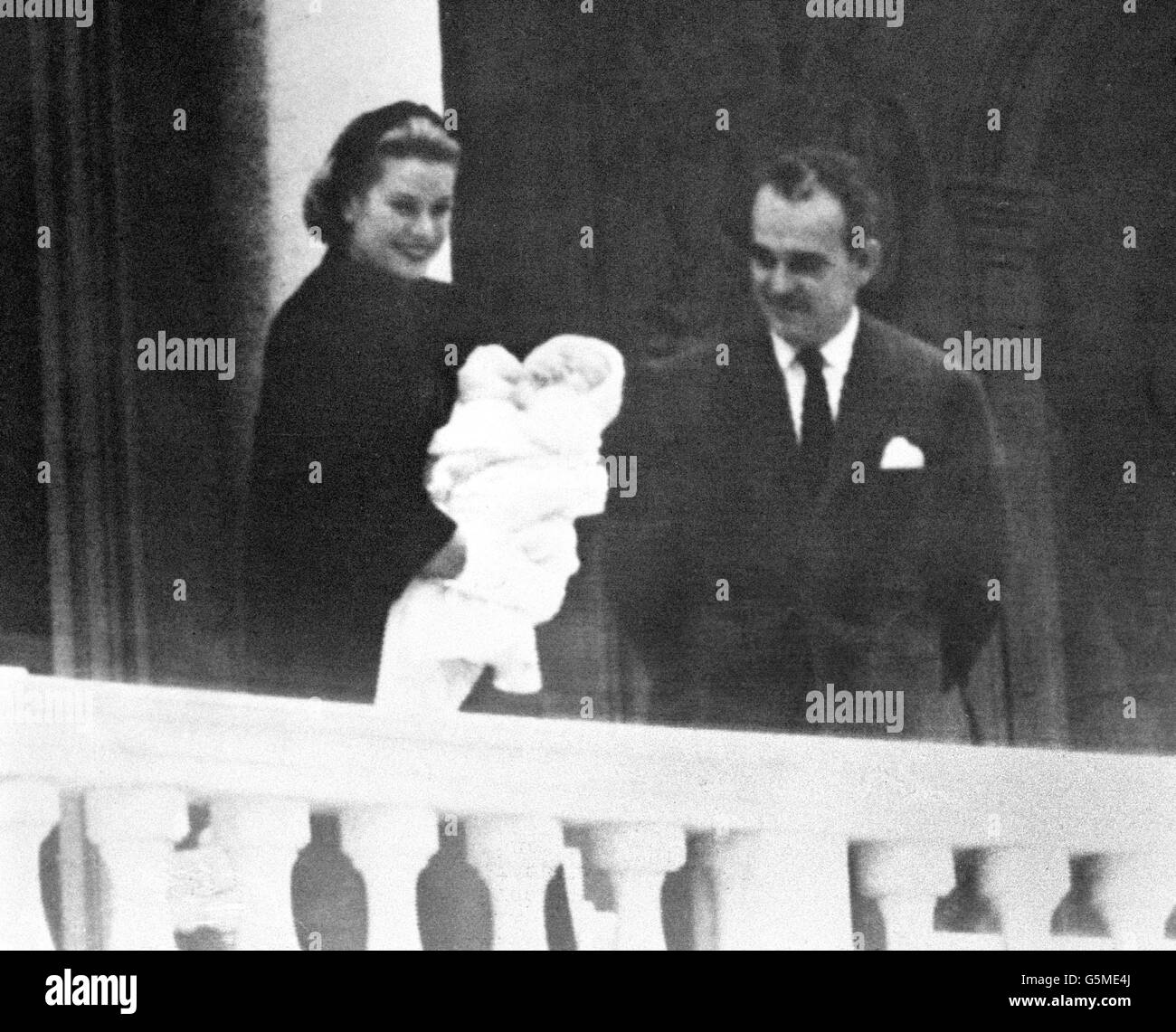 Image - Grace Kelly - Princesse Grace et Prince Rainier présent bébé La Princesse Caroline de Monaco - Palais Royal Banque D'Images