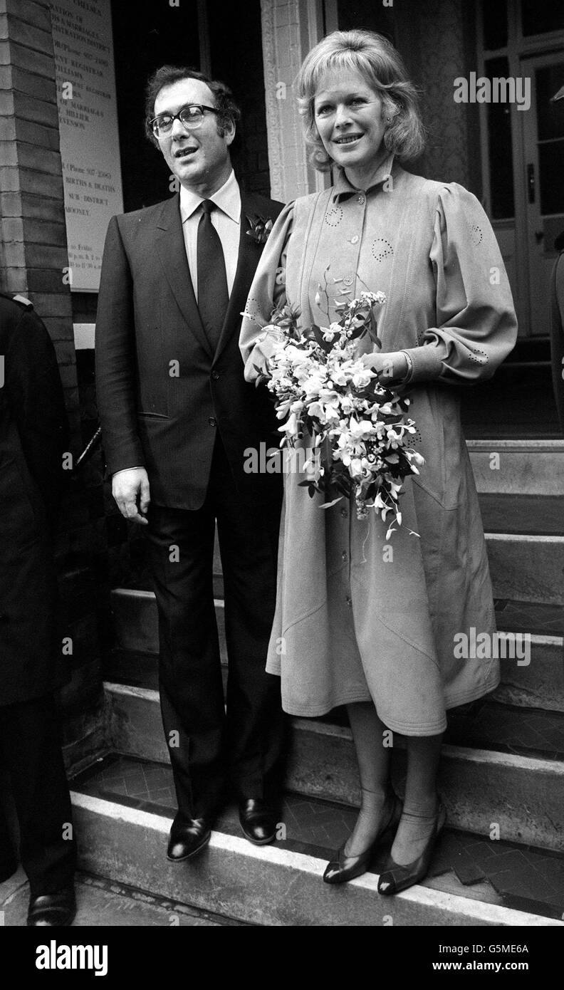 Le dramaturge Harold Pinter, 50 ans, et l'écrivain Lady Antonia Fraser, 47 ans, quittent le bureau des registres de Kensington après leur mariage. Banque D'Images
