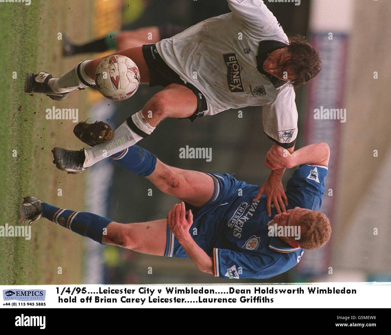 1/4/95. Leicester City et Wimbledon. Dean Holdsworth Wimbledon a arrêté Brian Carey Leicester. Laurence Griffiths Banque D'Images