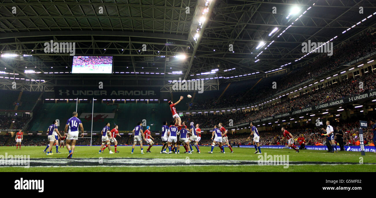 Wales Luke Charteris a sécurisé le ballon de ligne sous un toit fermé pendant le match de la série Dove pour hommes au Millennium Stadium, Cardiff. Banque D'Images