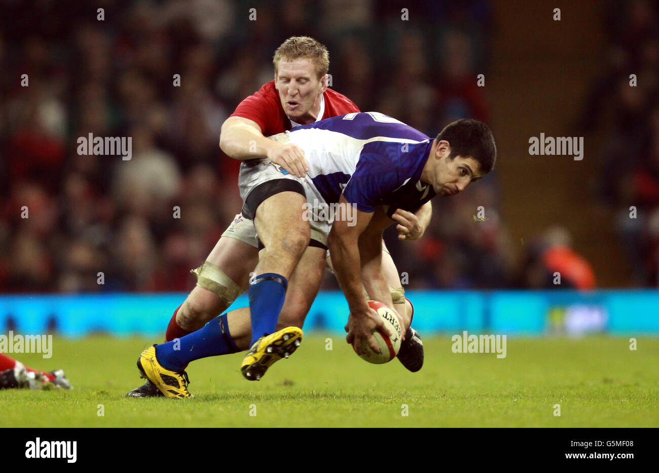 Paul Williams (à droite) de Samoa en action contre Bradley Davies du pays de Galles lors du match de la série Dove pour hommes au Millennium Stadium, Cardiff. Banque D'Images
