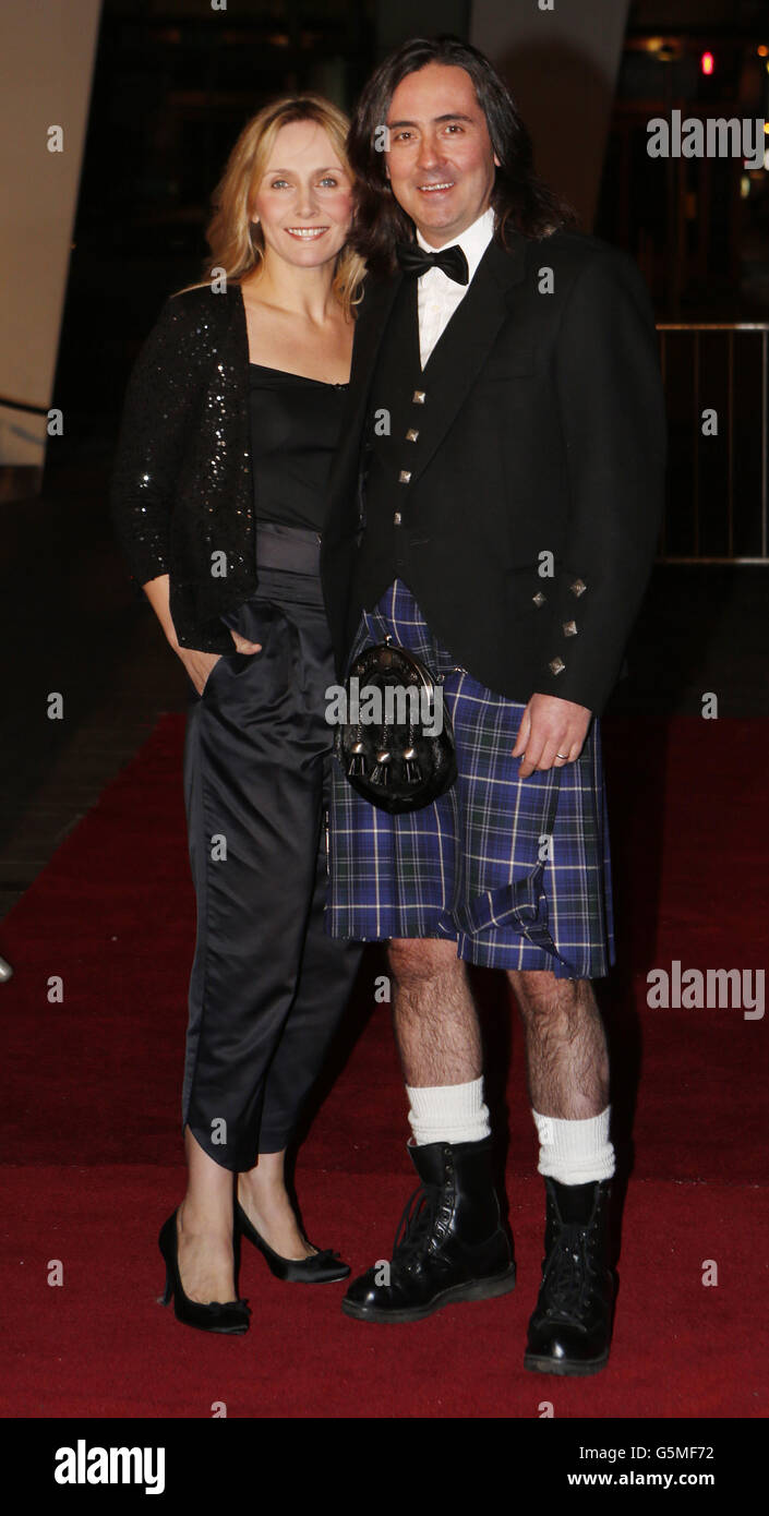 Neil Oliver arrive avec un invité inconnu aux BAFTA Scotland Awards au Radisson Blu Hotel de Glasgow, en Écosse. Banque D'Images