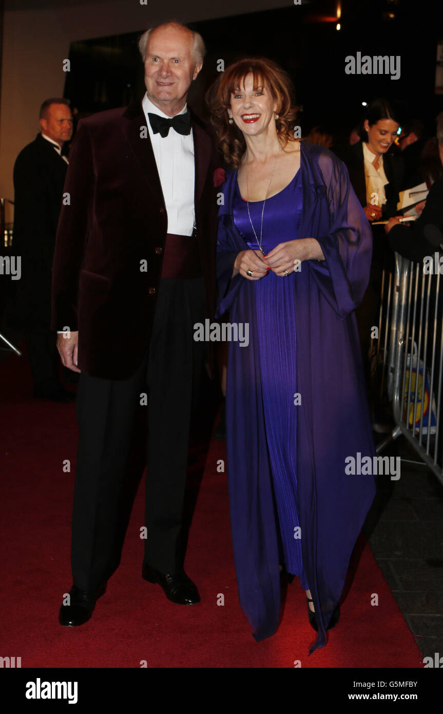 Siobhan Redmond et ses clients arrivent aux BAFTA Scotland Awards à l'hôtel Radisson Blu de Glasgow, en Écosse. Banque D'Images