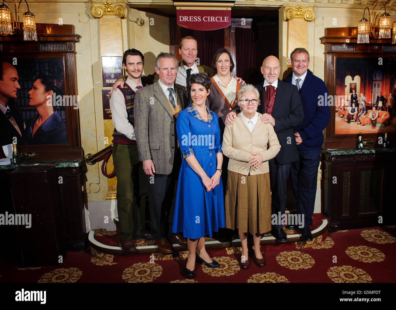 De gauche à droite. Harry Lloyd, Nicholas Farrell, Iain Glen (retour) Tamsin Greig, Miranda Hart, Julie Walters, Patrick Stewart et Hugh Bonneville, le casting d'une représentation unique de « The Mousetrap » au St Martin's Theatre dans le centre de Londres, pour marquer le 60e anniversaire du spectacle et la plus longue production en scène au monde. Banque D'Images