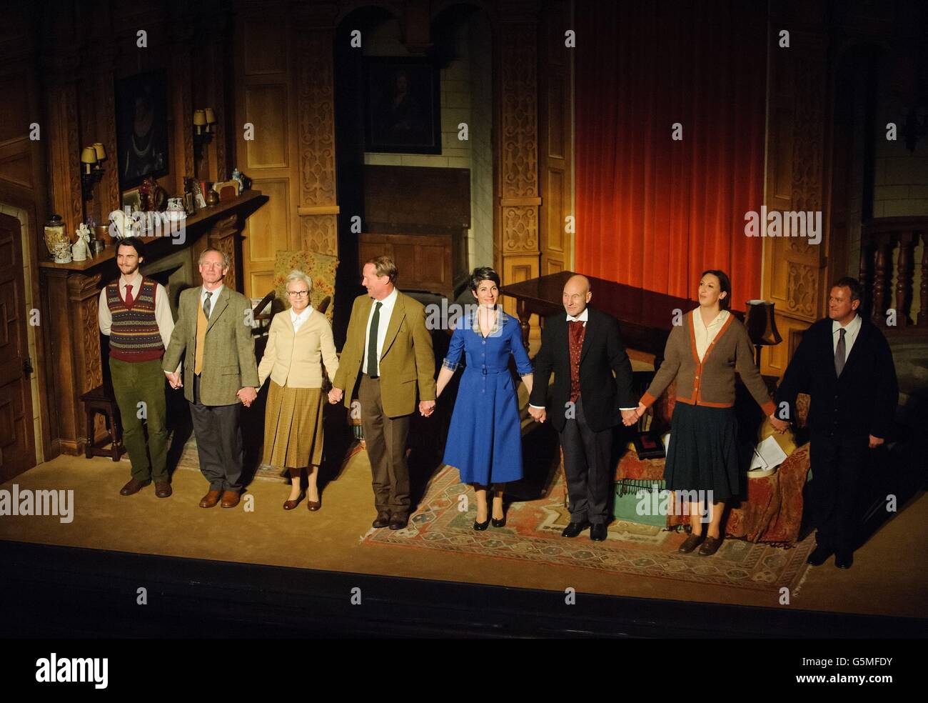 De gauche à droite. Harry Lloyd, Nicholas Farrell, Julie Walters, Iain Glen, Tamsin Greig, Patrick Stewart, Miranda Hart et Hugh Bonneville, la troupe d'un spectacle unique de « The Mousetrap » au St Martin's Theatre dans le centre de Londres, pour marquer le 60e anniversaire du spectacle et la plus longue production en scène au monde. Banque D'Images