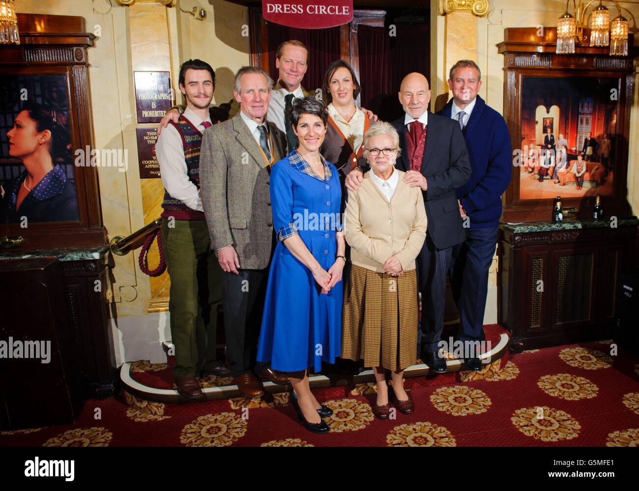 De gauche à droite. Harry Lloyd, Nicholas Farrell, Iain Glen (retour) Tamsin Greig, Miranda Hart, Julie Walters, Patrick Stewart et Hugh Bonneville, le casting d'une représentation unique de « The Mousetrap » au St Martin's Theatre dans le centre de Londres, pour marquer le 60e anniversaire du spectacle et la plus longue production en scène au monde. Banque D'Images