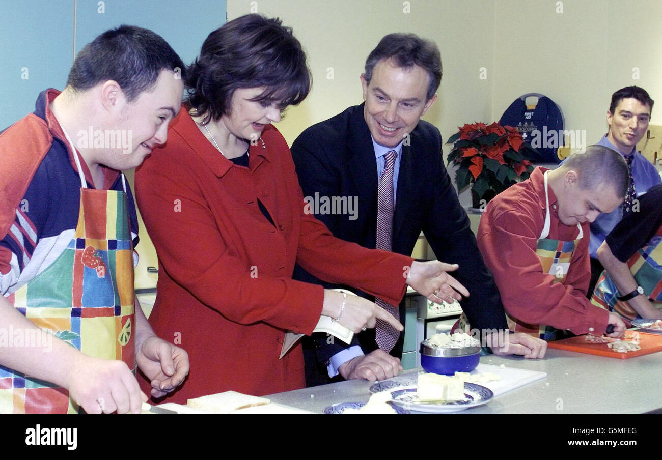 Cherie Blair (à gauche), accompagnée de son mari, le Premier ministre Tony Blair, rencontre des enfants à la nouvelle école de Portland à Sunderland, Tyne and Wear, qui s'adresse aux enfants ayant de graves difficultés d'apprentissage dans lesquelles ils ont officiellement ouvert leurs portes. * après l'ouverture du complexe de 4.5 millions, M. Blair a fait une visite des installations et a parlé aux élèves avant de faire de l'école l'une des meilleures au monde. Banque D'Images