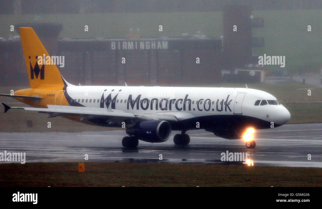 Aujourd'hui, un avion de Monarch Airways atterrit à un aéroport humide de Birmingham alors que la division de maintenance des avions du groupe de voyage a annoncé des plans pour construire une nouvelle installation à l'aéroport de Birmingham, créant jusqu'à 300 emplois. Banque D'Images