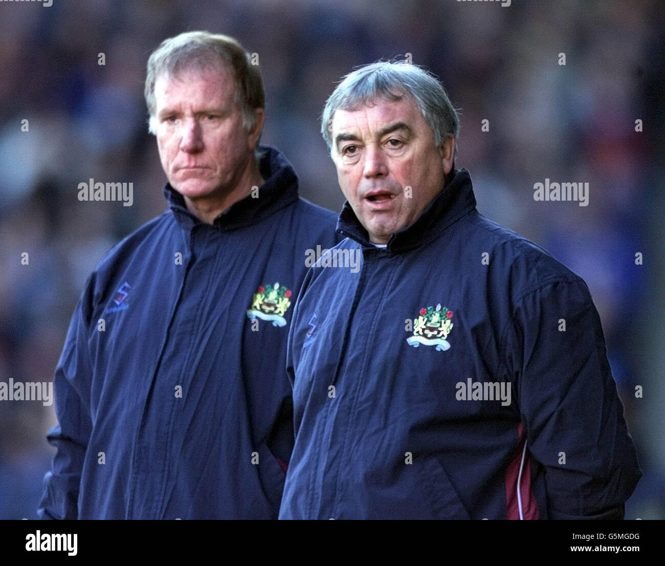 PAS D'UTILISATION DU SITE WEB DU CLUB OFFICIEUX. Stan Ternant (à droite), le gérant de Burnley, et Sam Ellis, l'entraîneur, ont suivi la défaite de 5-1 de son équipe à Manchester City, lors du match de la Nationwide Division One, sur la Maine Road de la ville. Banque D'Images