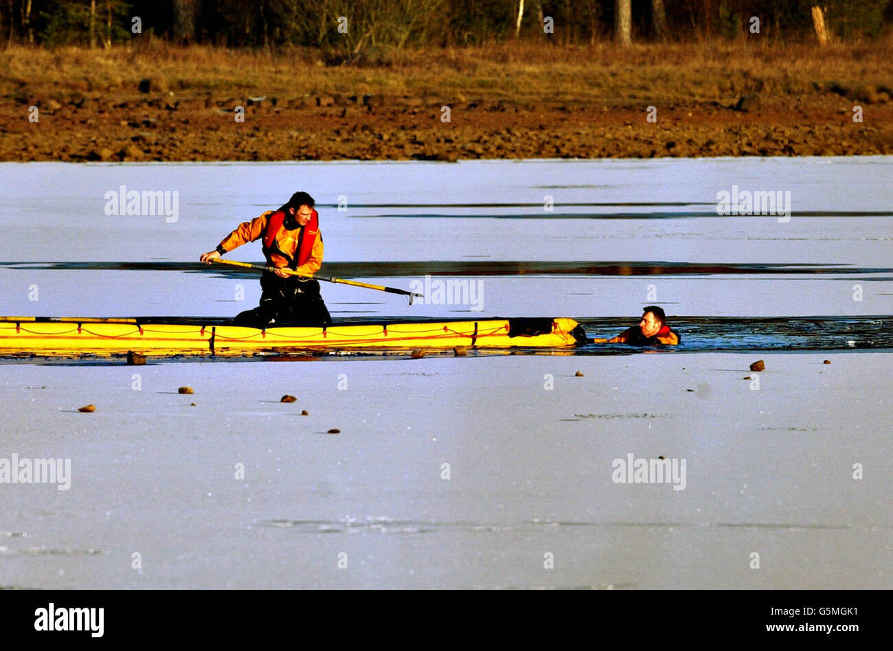 Travailleurs d'urgence cherchant le réservoir Harlaw à l'extérieur de Balerno, Édimbourg, après qu'un homme est tombé dans le réservoir gelé.Les services d'urgence y ont été appelés après avoir reçu des rapports indiquant que l'homme avait traversé la glace.* ...L'incident s'est produit alors que l'Écosse continuait d'être saisie par des températures glaciales.La zone autour du réservoir est populaire auprès des marcheurs. Banque D'Images