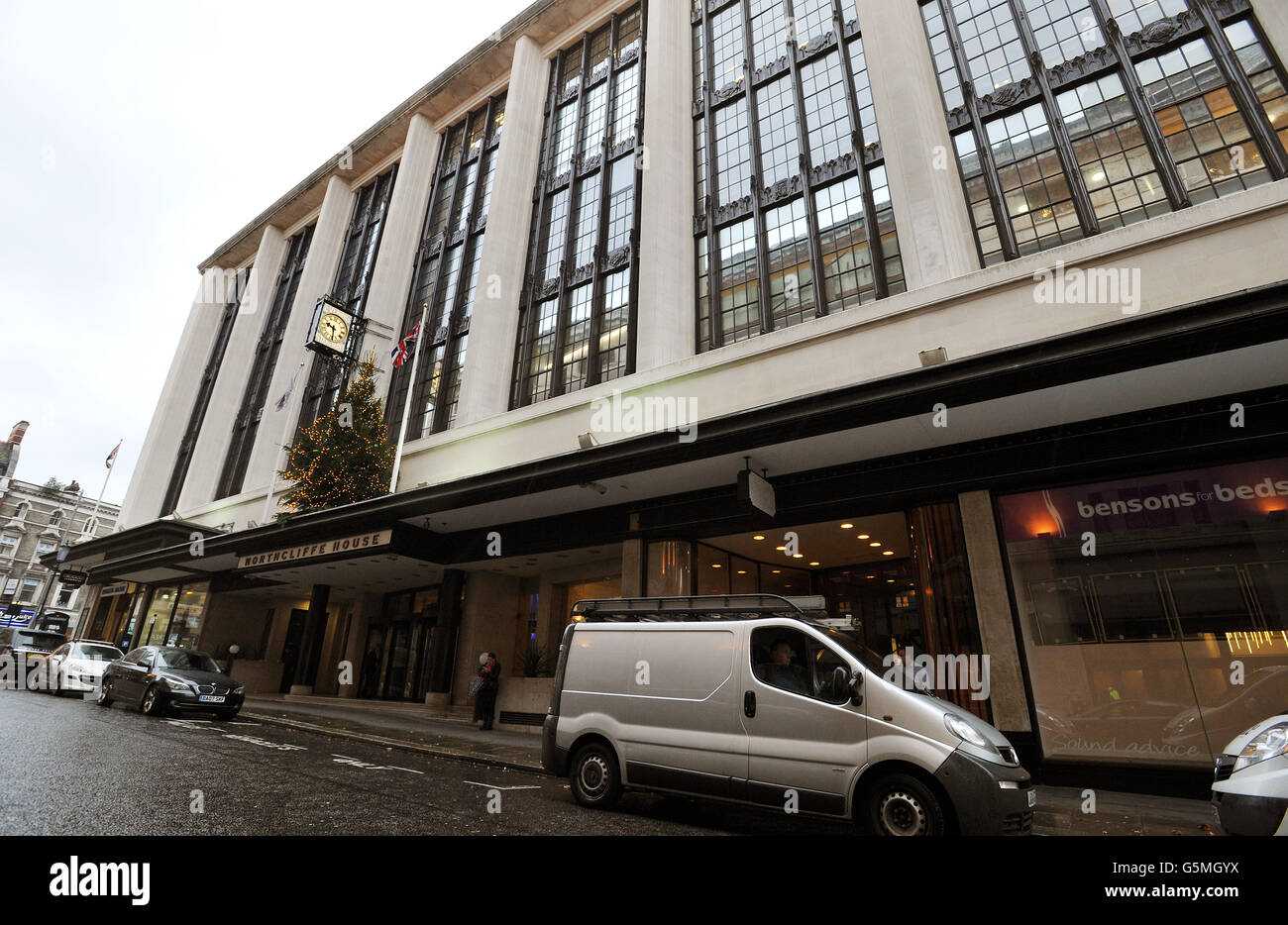 Une vue générale de l'entrée principale du siège social de DMGT, Northcliffe House, à l'ouest de Kensington, Londres, en tant que propriétaire du Daily Mail, a convenu aujourd'hui de la vente de sa branche locale de journaux dans un accord qui créera une nouvelle force dans l'édition régionale avec plus de 100 titres. Banque D'Images