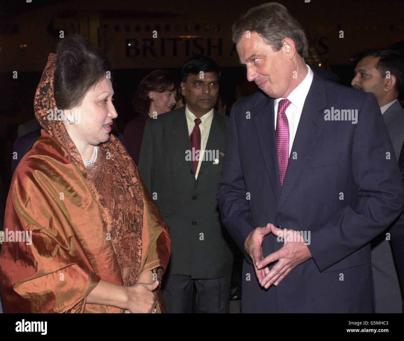 Le Premier ministre britannique Tony Blair et sa femme Cherie arrivent à Dhaka, au Bangladesh, le jeudi 3 janvier 2002, au début d'une visite de six jours dans la région, où ils ont été accueillis par le Premier ministre du pays, Khaleda Zia (L). Banque D'Images
