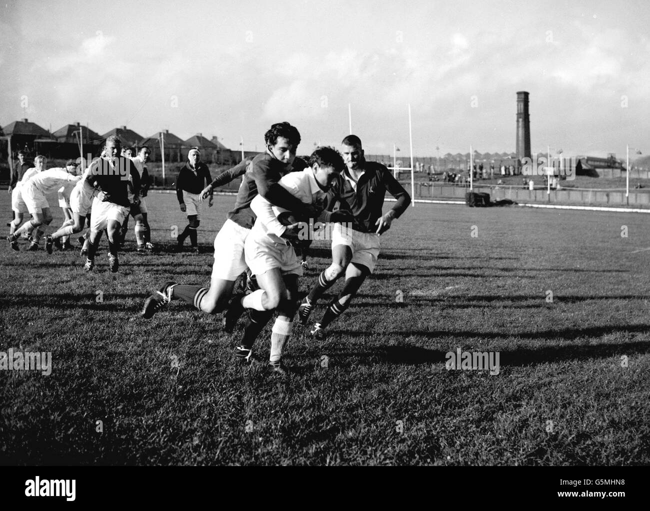 Frik du Preez, de l'équipe de rugby de tournée sud-africaine, s'attaque à un adversaire du match contre les comtés du Sud à Hove, dans le Sussex. Banque D'Images