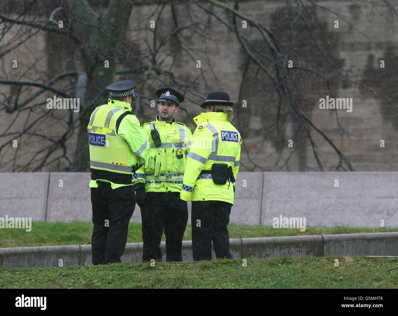 La police regarde les manifestants du réseau We Are All Hana Shalabi occuper le toit du Parlement écossais à Holyrood, Édimbourg, pour protester contre le récent massacre de l'armée israélienne à Gaza. Banque D'Images