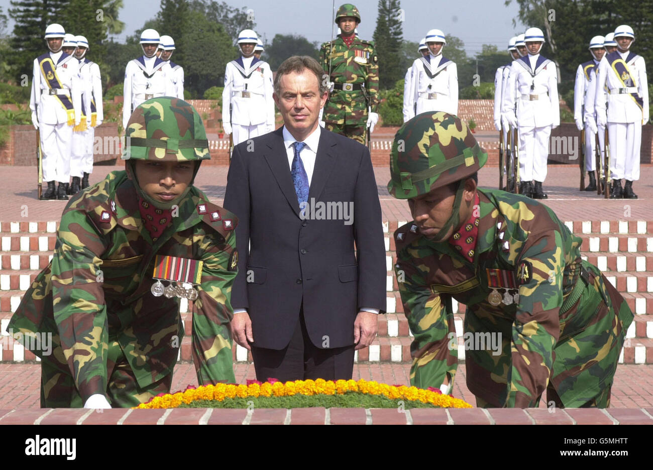 Le Premier ministre britannique Tony Blair dépose une couronne à un mémorial à Dhaka, au Bangladesh, pour les 3 millions de martyrs qui sont morts dans la guerre d’indépendance du Bangladesh de 1971. * plus tard, M. et Mme Blair se sont envolé pour Bangalore, dans le sud de l'Inde, qui est le centre de l'industrie INFORMATIQUE et des télécommunications du pays. Banque D'Images