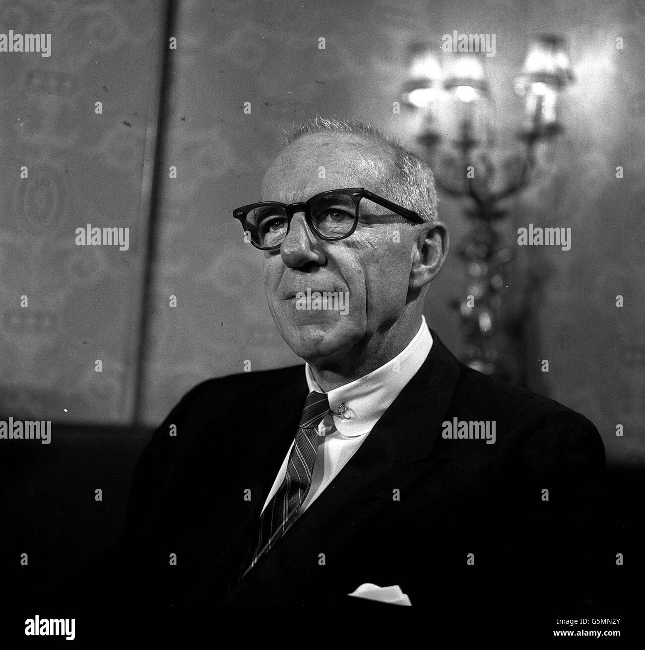 Dr Benjamin spock, auteur du meilleur vendeur Baby and Child Care, et l'une des autorités mondiales en pédopsychiatrie, lors d'une conférence de presse au Temple Bar Club, Fleet St, Londres, lors de sa première visite en Grande-Bretagne. Banque D'Images