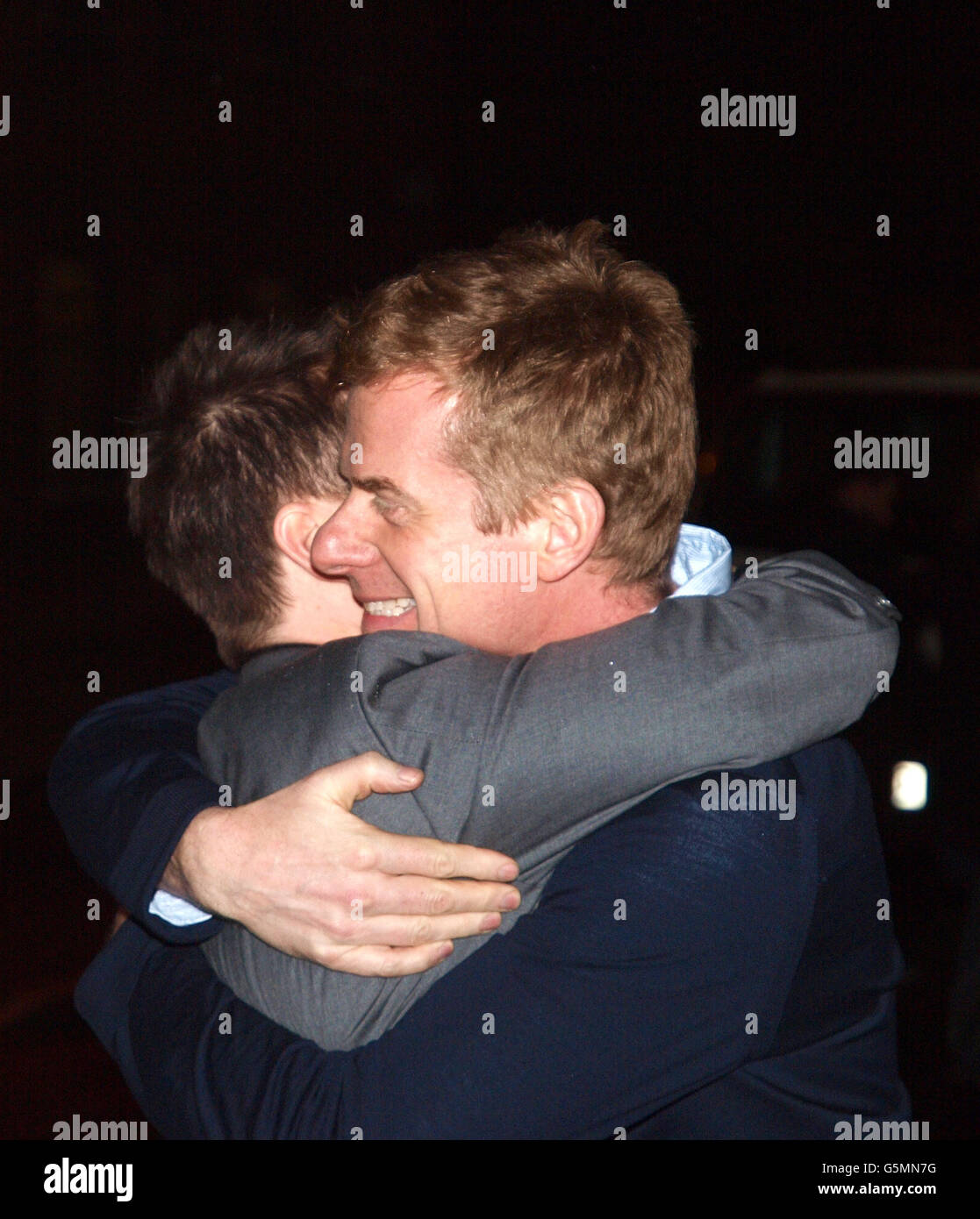 Sam Rockwell (à gauche) accueille le producteur Graham Broadbent lorsqu'il arrive à la première de Gala de sept psychopathes organisée par le Jameson Cult film Club à Oval Space à Bethnal Green, Londres. Banque D'Images