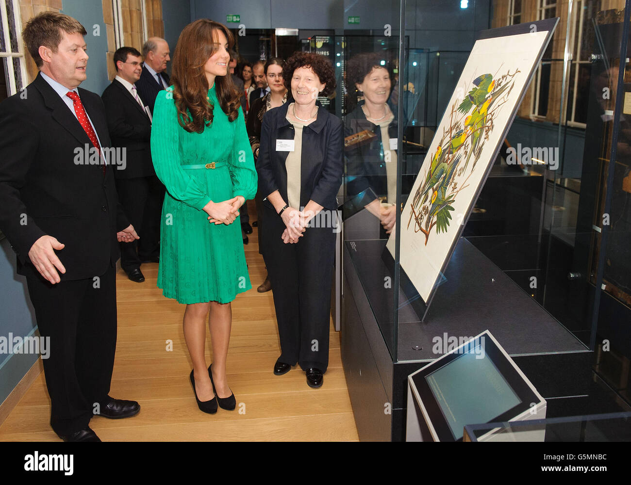 La duchesse de Cambridge voit une exposition aux côtés du directeur du Musée d'Histoire naturelle Docteur Michael Dixon (à gauche) alors qu'elle ouvre officiellement la nouvelle galerie trésors au Musée d'Histoire naturelle, dans le centre de Londres. Banque D'Images