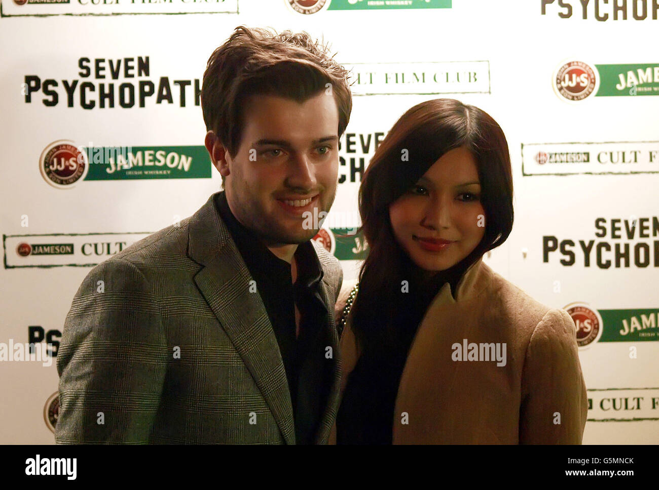 Jack Whitehall et Gemma Chan (à droite) arrivée à la première Gala de sept psychopathes hébergés par le Jameson Cult film Club à Oval Space à Bethnal Green, Londres. Banque D'Images