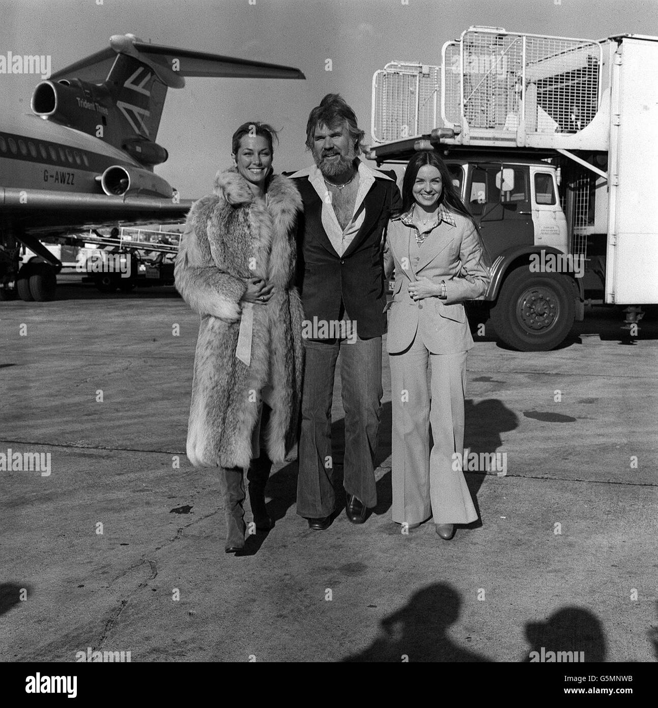La Star chantante américaine Kenny Rogers à l'aéroport d'Heathrow de Londres quand il est arrivé avec ses deux dames préférées - sa mariée de quelques semaines, la Star de la télévision Marianne Gordon (à gauche) et le beau Crystal Gayle pour une tournée de concert Banque D'Images