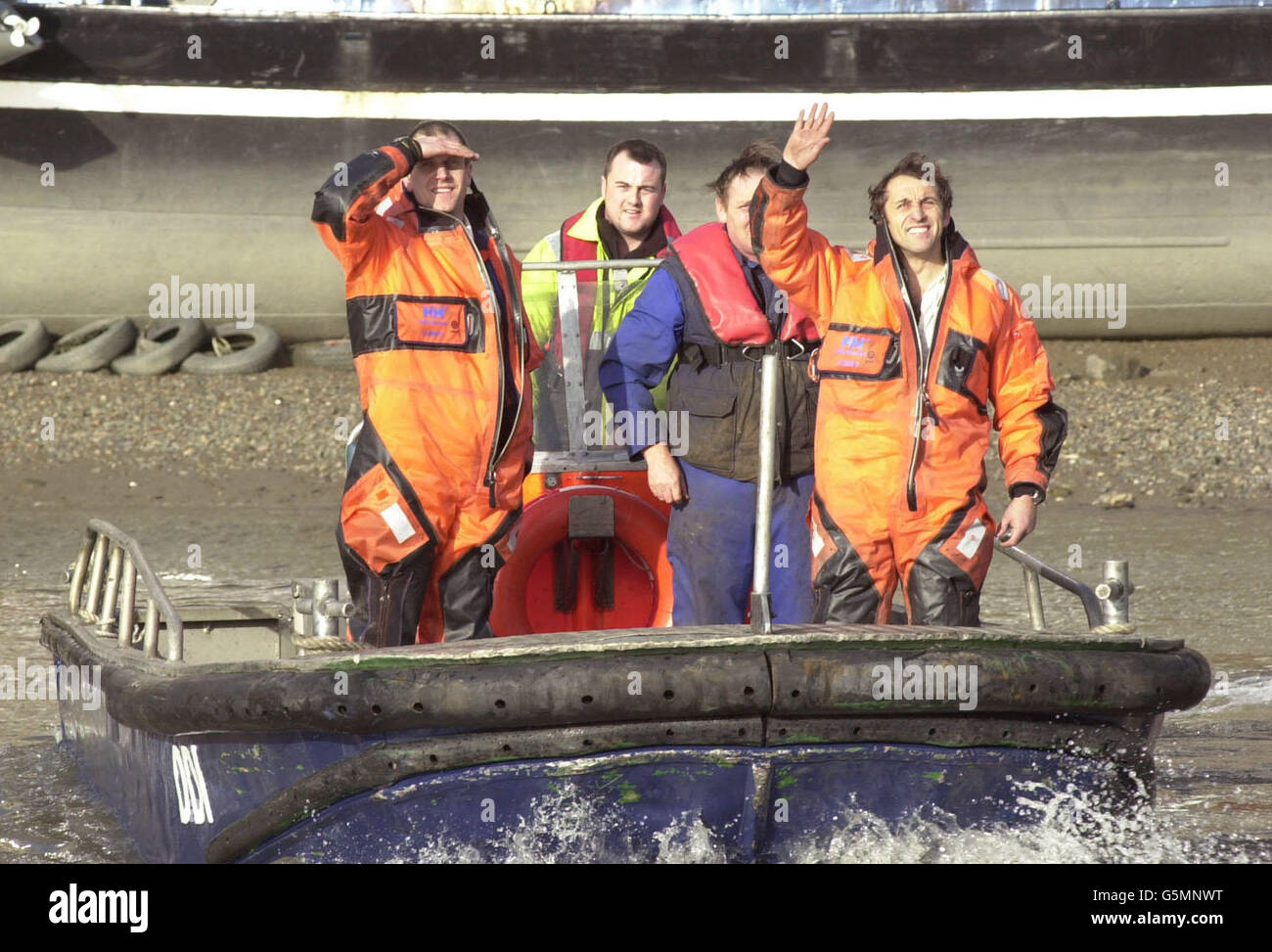 Le chef de l'expédition Challenger ICE, Steve Brooks (à droite) et le copilote Graham Stratford (à gauche) sont secourus après que leur machine à vis arctic, Snowbird 6, ait rencontré des difficultés lors de son dernier essai sur la Tamise à Londres. *... comme ils se préparent à tenter de nouveau leur tentative de devenir le premier à traverser le détroit de Béiring entre l'Alaska et la Sibérie. La soudure de l'un des deux réservoirs de flottation a subi des dommages, ce qui a entraîné un quasi-cachonnage, compliquant encore davantage ce qui sera sans aucun doute un voyage extrêmement dangereux. Banque D'Images