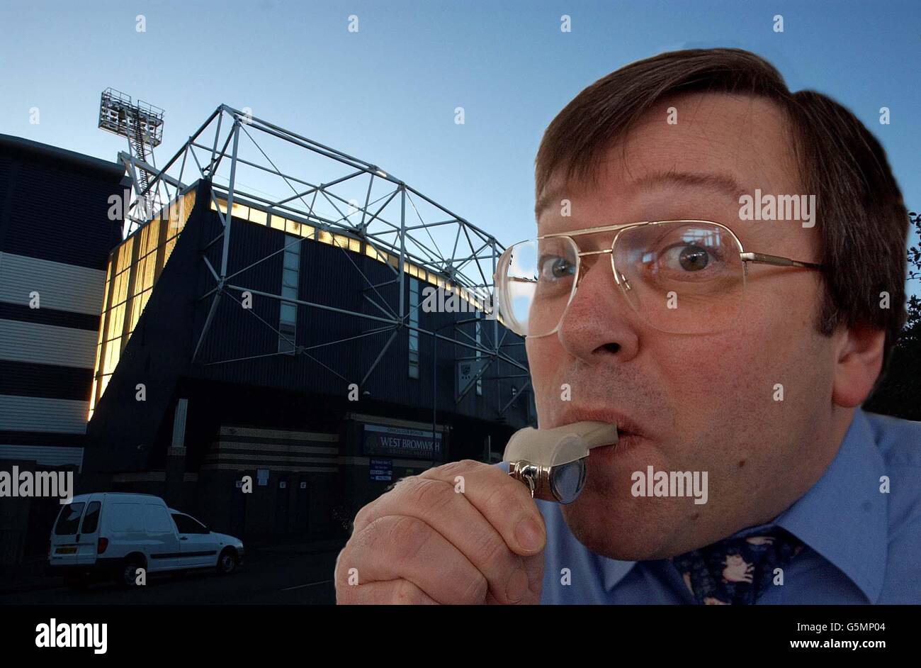 Simon Topman de J Hudson's, Birmingham avec sa comany 'Frost Protected' 'Acme Thunderer' beaucoup aimé par les arbitres de football et les policiers. La société a réalisé que le temps de gel récent ferait mal à l'aise le sifflet métallique traditionnel, * pour les réutilisations. Banque D'Images