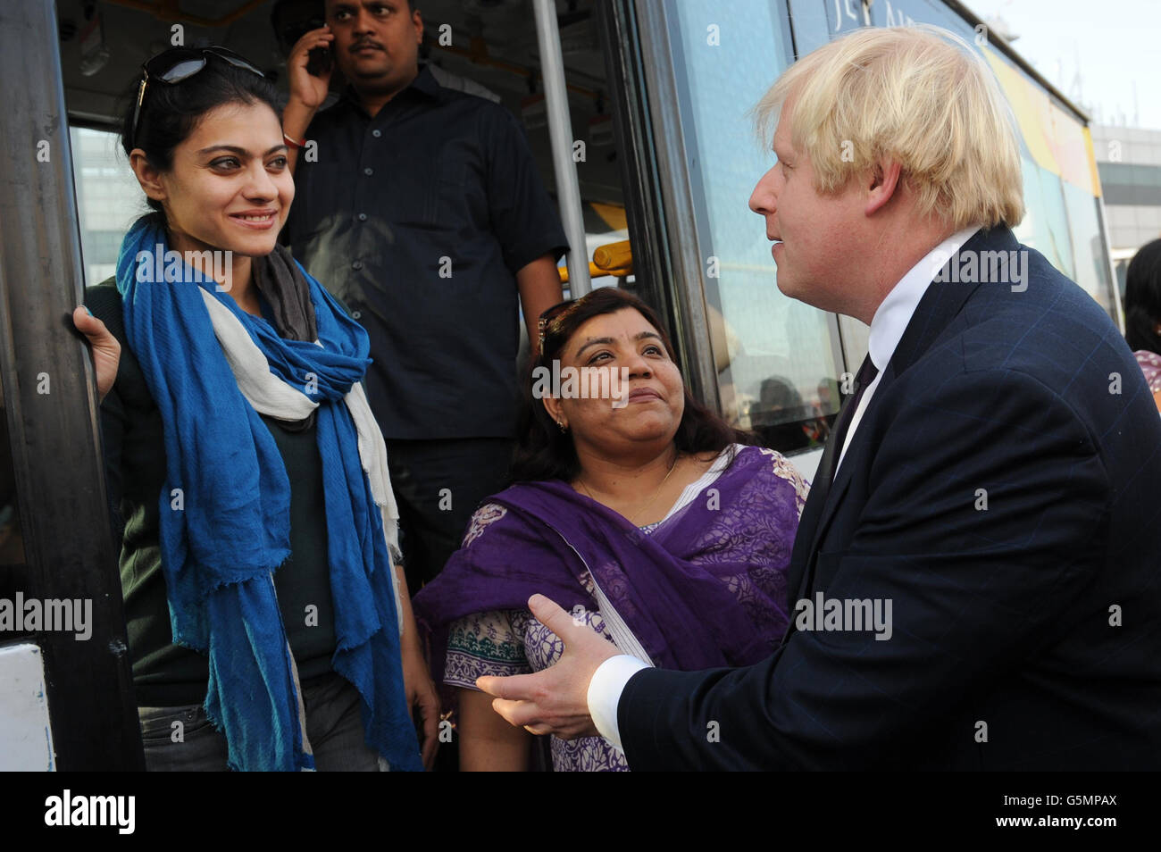 Boris Johnson, maire de Londres, entre dans l'actrice Bollywood Kajol alors qu'il arrive aujourd'hui à Mumbai.La célèbre actrice indienne était sur le même vol que le maire qui voyageait de Hyderabad à Mumbai dans le cadre d'une visite d'une semaine en Inde où il tente de persuader les entreprises indiennes d'investir à Londres. Banque D'Images