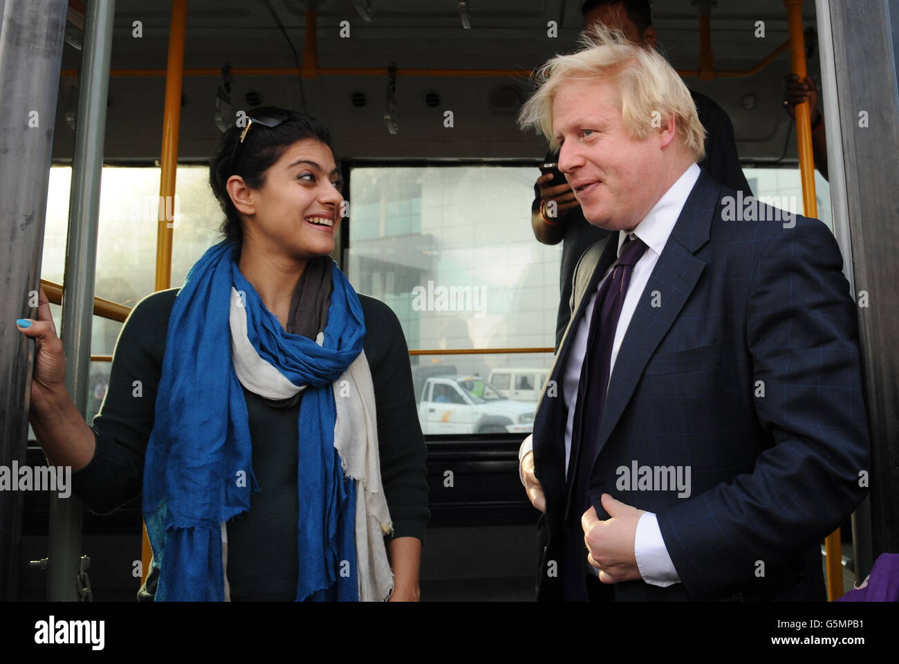 Boris Johnson, maire de Londres, entre dans l'actrice Bollywood Kajol alors qu'il arrive aujourd'hui à Mumbai.La célèbre actrice indienne était sur le même vol que le maire qui voyageait de Hyderabad à Mumbai dans le cadre d'une visite d'une semaine en Inde où il tente de persuader les entreprises indiennes d'investir à Londres. Banque D'Images