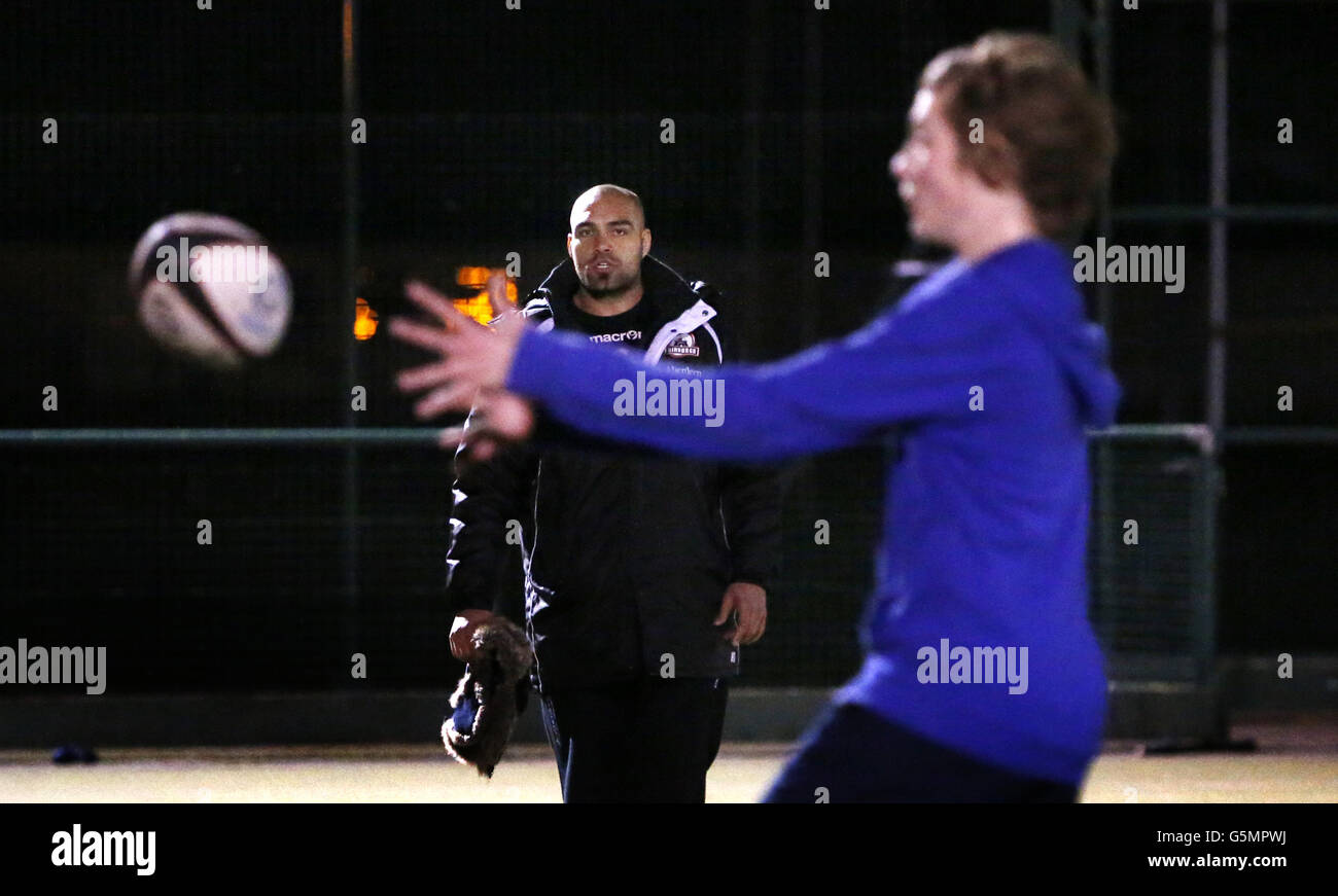 Netani Talei d'Édimbourg Rugby avec des enfants de l'école secondaire Ross lors d'une journée de rugby à tête noire où des membres de l'équipe de joueurs ont donné des séances de rugby aux enfants de l'école, à Ross High, East Lothian. Banque D'Images