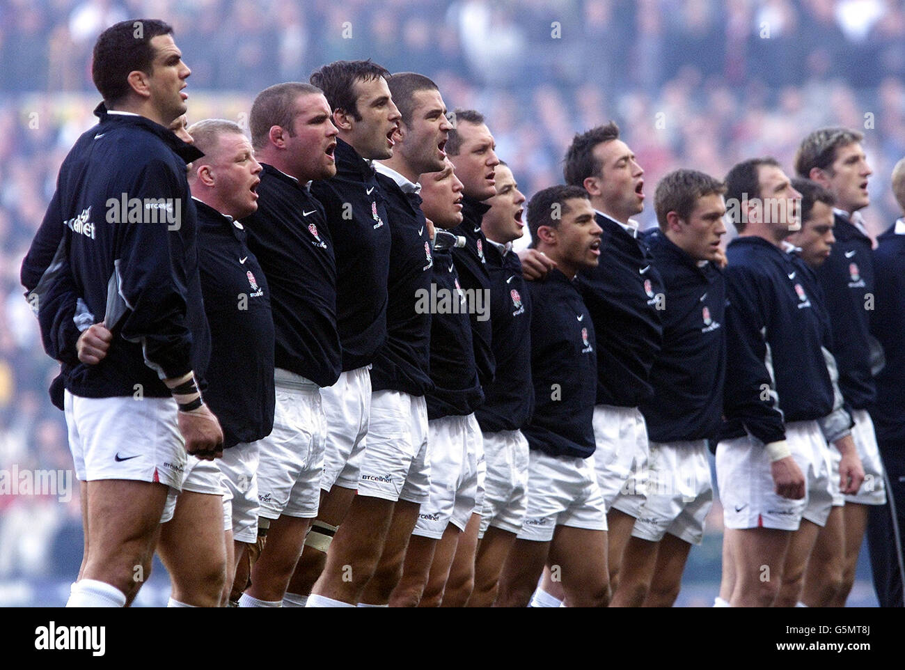 L'équipe d'Angleterre se fait la queue pour chanter l'hymne national, avant le match international contre l'Afrique du Sud. Banque D'Images