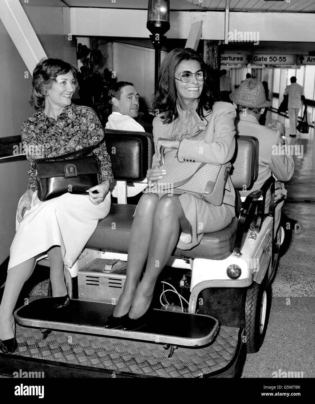 Actrice Sophia Loren à l'aéroport de Heathrow entre son vol entrant de Genève et son vol à Los Angeles. Banque D'Images