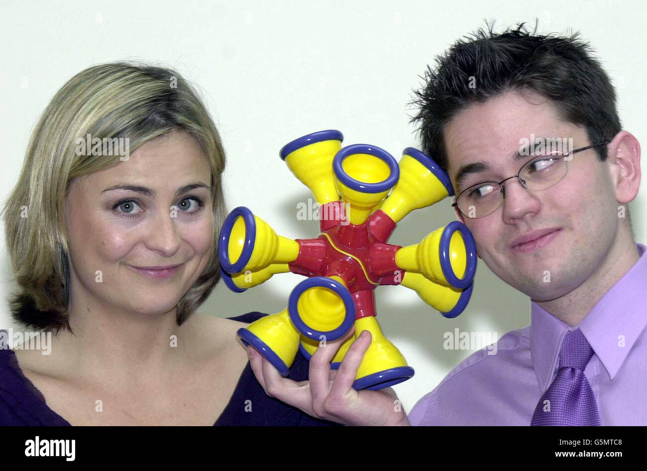 Philippa Forrester, présentateur de télévision, et Michael Cohen, 21 ans,  de Colchester, après avoir remporté le Fisher-Price Toy Design Award 2002,  à Londres. Le jeune designer a remporté le premier prix pour