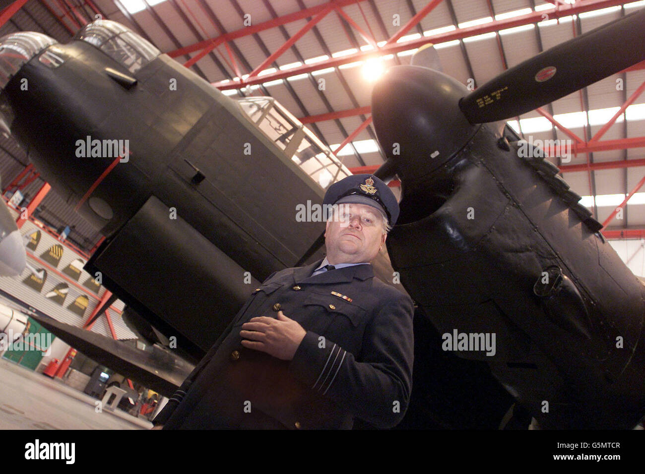 Colin Baker, l'ancien acteur Dr Who, lors d'une séance photo au Duxford Air Museum, Cambridgeshire. Baker sera la vedette de la pièce de Terence Rattigan, Flare Path, qui ouvrira ses portes au Cambridge Arts Theatre. * mis en 1942, la pièce raconte l'histoire d'un groupe de pilotes de bombardiers de la RAF et leur lutte pour survivre contre la chance. Banque D'Images