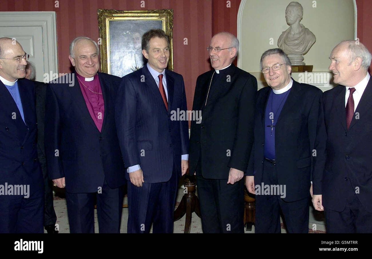 De gauche à droite : Président de l'Église méthodiste en Irlande, le Rév. Harold Good, Archevêque de l'Église d'Irlande, Dr Robin Eames, Premier ministre Tony Blair, Archevêque catholique d'Armagh. * ... Dr Sean Brady, modérateur de l'église presbytérienne en Irlande Dr Alastair Dunlop, et Secrétaire d'Irlande du Nord John Reid. Les représentants des grandes confessions se rencontraient pour rejeter la violence sous toutes ses formes et prier pour la paix. Des figures clés de neuf confessions allant de la tradition baha'ie aux bouddhistes, chrétiens, juifs, musulmans et sikhs devaient prendre part au service dans le centre de Londres. Banque D'Images