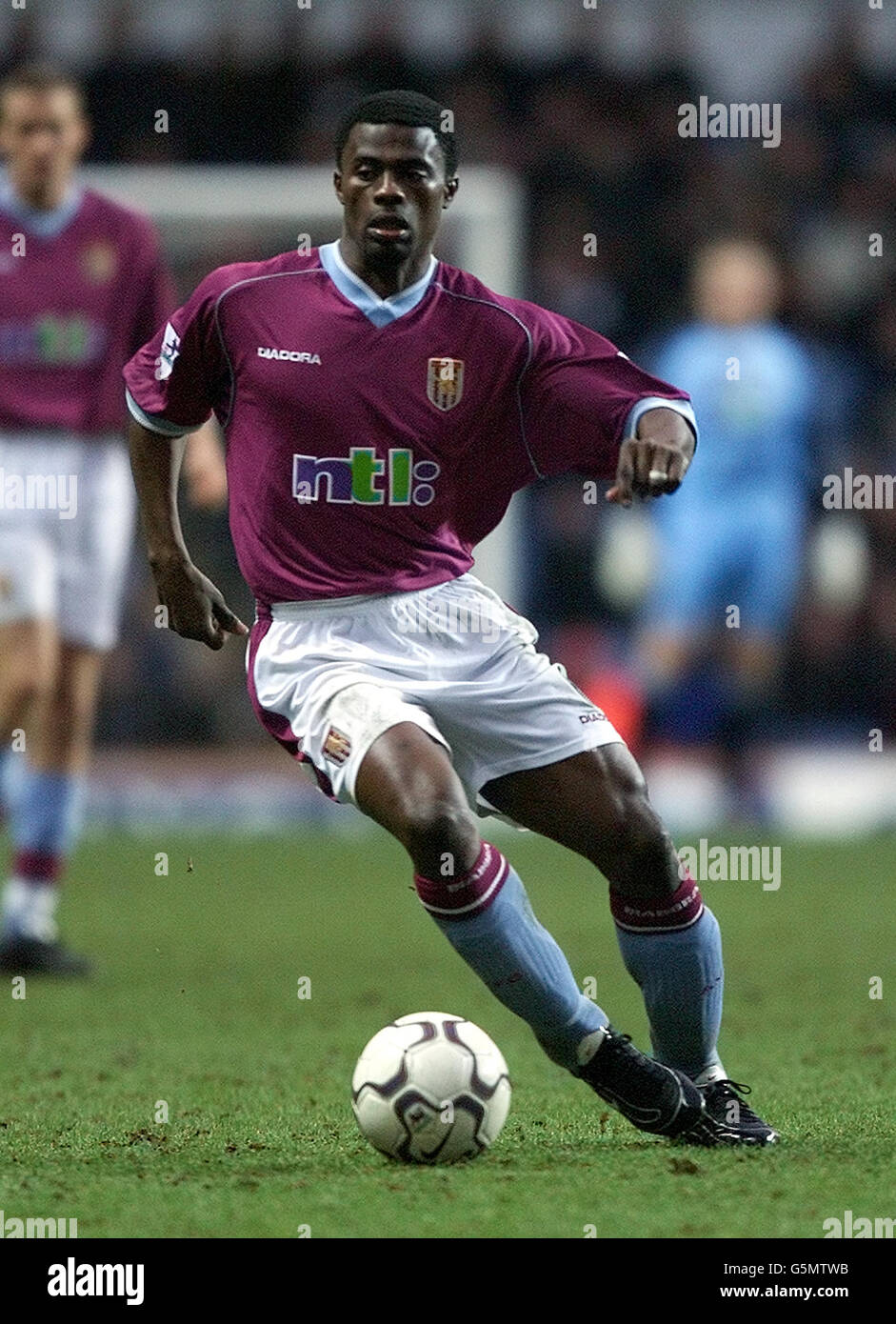 George Boateng d'Aston Villa, pendant la F.A. Jeu de prime de Barclaycard contre le comté de Derby à Villa Park. Banque D'Images