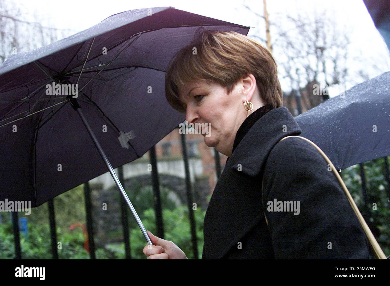 Anne Murphy quitte le tribunal pénal spécial de Dublin, où son mari Colm Murphy a été condamné à 14 ans de prison pour sa part dans l'attentat à la bombe d'Omagh. * .... Le public de 49 ans de Dundalk, dans le comté de Louth, a été condamné après avoir été reconnu coupable de jouer un rôle dans le pire acte de meurtre des troubles de l'Irlande du Nord. Banque D'Images