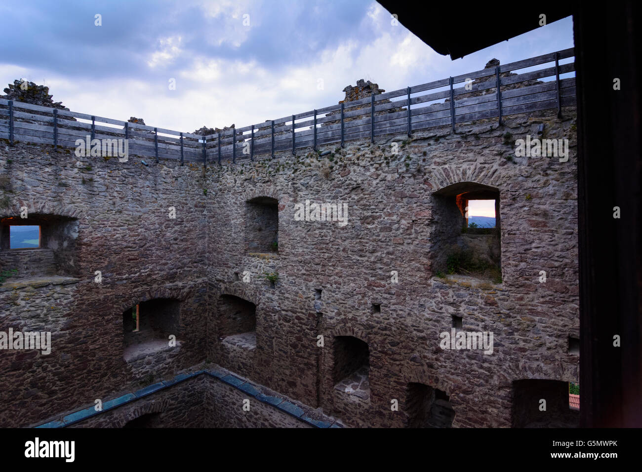 Château d'Neunußberg au coucher du soleil et orage approcher, Viechtach, Allemagne, Bavière, Bayern, Niederbayern, Basse-Bavière Banque D'Images