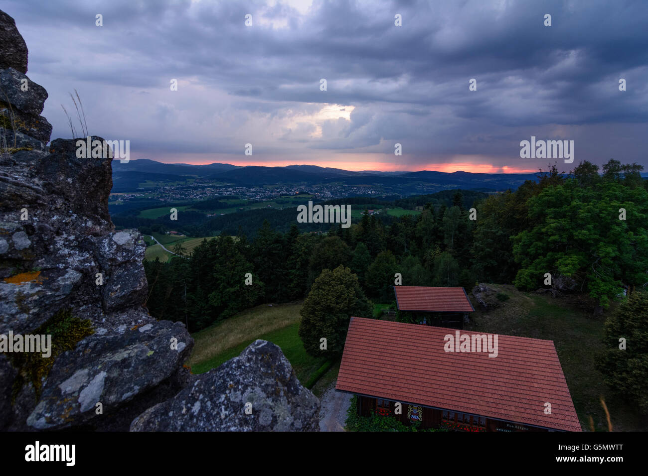 Château d'Neunußberg au coucher du soleil et orage approcher, vue de Viechtach et forêt de Bavière, Viechtach, Allemagne, Bayern, Bav Banque D'Images
