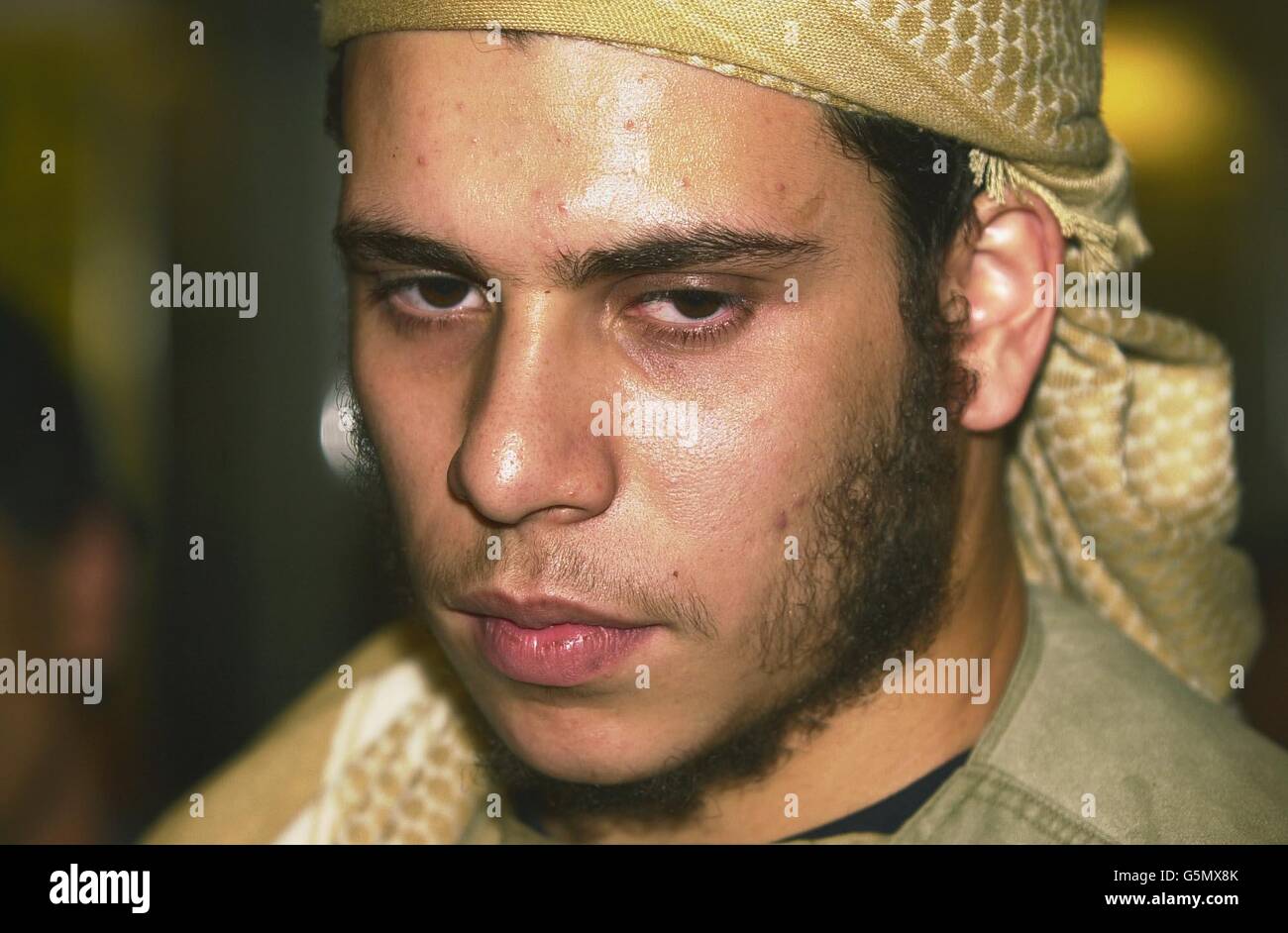 Mohammed Mustafa Kamel, fils du religieux de la mosquée du parc de Finsbury, Sheikh Abu Hamza al-Masri, arrive à l'aéroport de Londres Heathrow. Kamel a été reconnu coupable de complot pour saboter des sites économiques et touristiques au Yémen en août 1999, alors qu'il n'avait que 17 ans. * il est revenu à Londres après sa libération de la prison de Mansoura au Yémen où il avait purgé une peine de trois ans. Banque D'Images