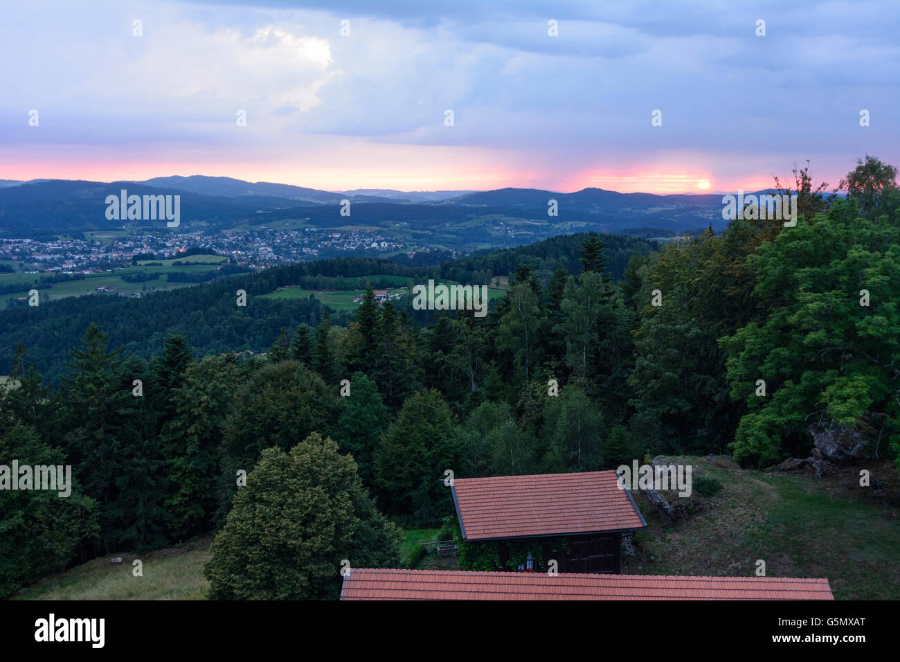 Château d'Neunußberg au coucher du soleil et orage approcher, vue de Viechtach et forêt de Bavière, Viechtach, Allemagne, Bayern, Bav Banque D'Images