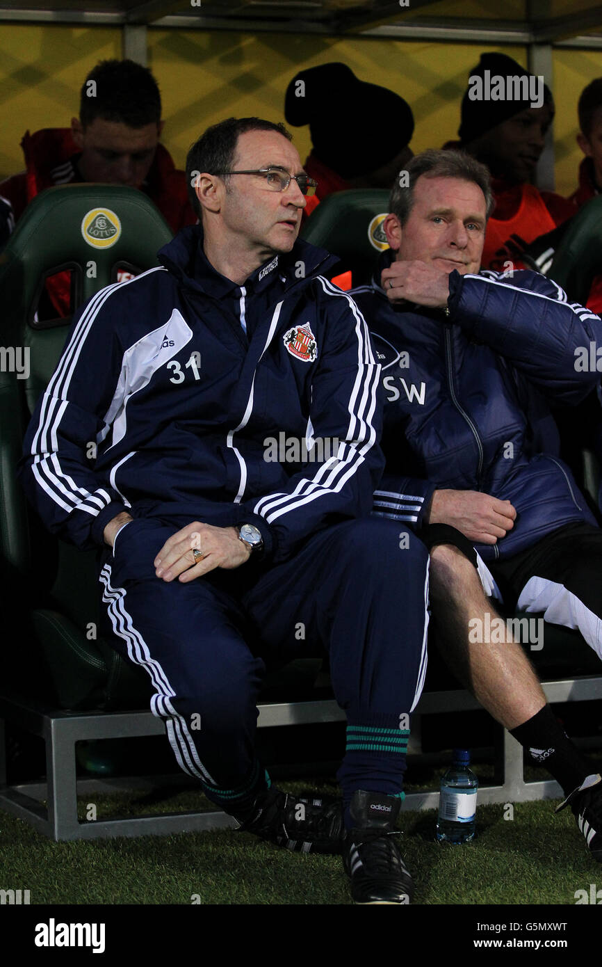 Martin O'Neill, gestionnaire Sunderland (à gauche), et Steve Walford (à droite) sur le banc Banque D'Images