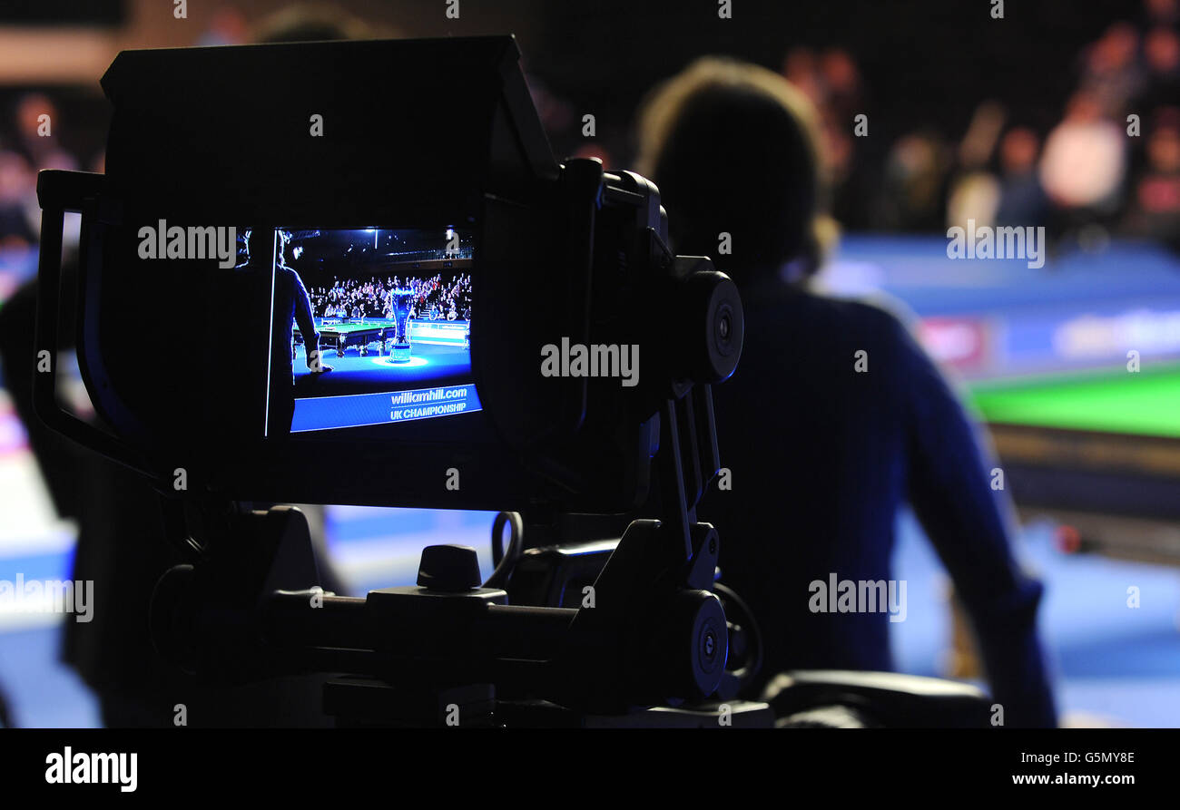 Une caméra de télévision filme l'action lors des championnats William Hill UK Snooker au York Barbican Center. Banque D'Images