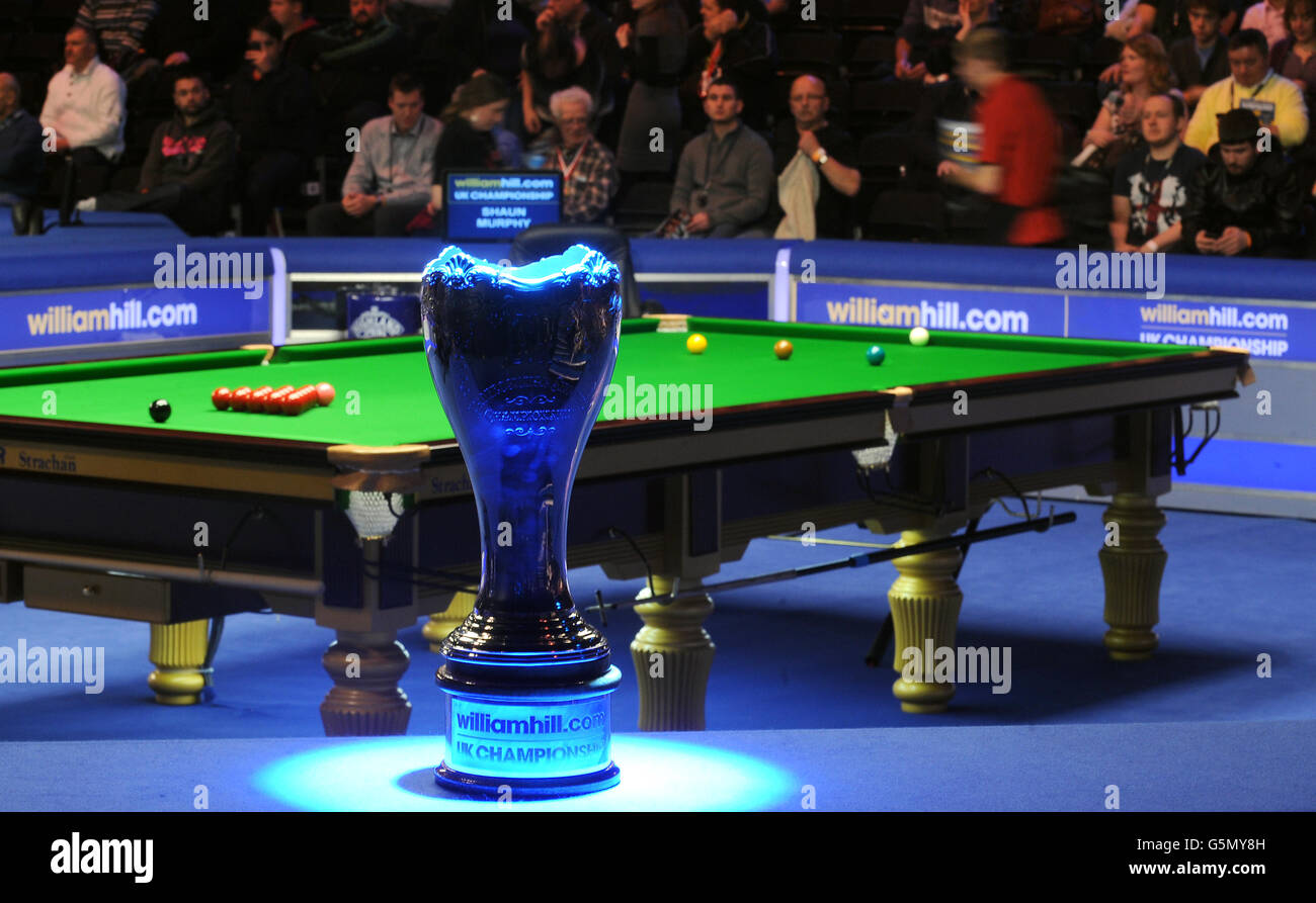 Le trophée est exposé lors des championnats William Hill UK Snooker au York Barbican Center, York. Banque D'Images