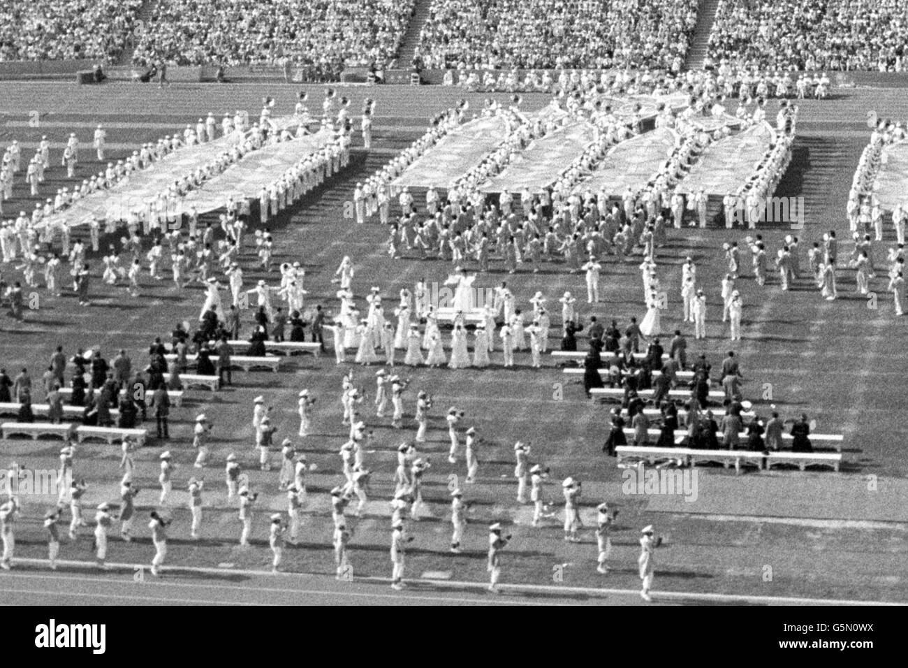 La chanteuse américaine Etta James (au centre de la scène) chante « quand les saints marchent » lors de la cérémonie d'ouverture. Banque D'Images