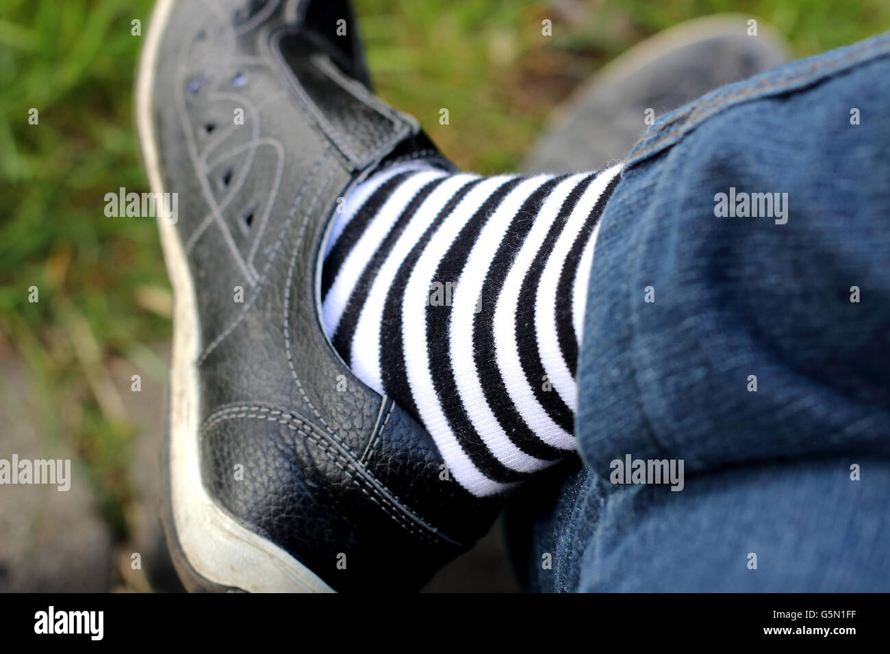 Close up of black chaussure de course avec rayures noir et blanc chaussettes Banque D'Images