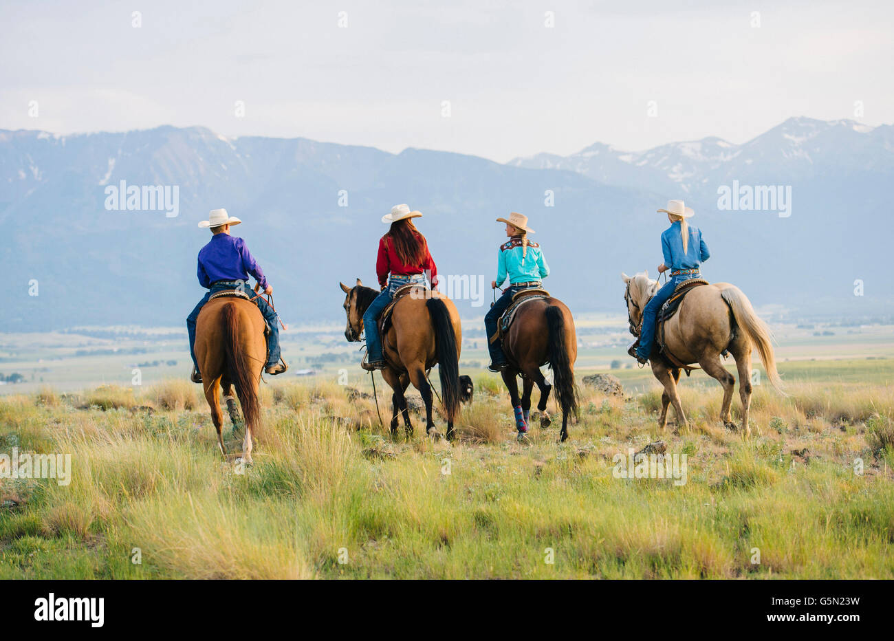 Cowboys et cowgirls équitation centre sur ranch Banque D'Images