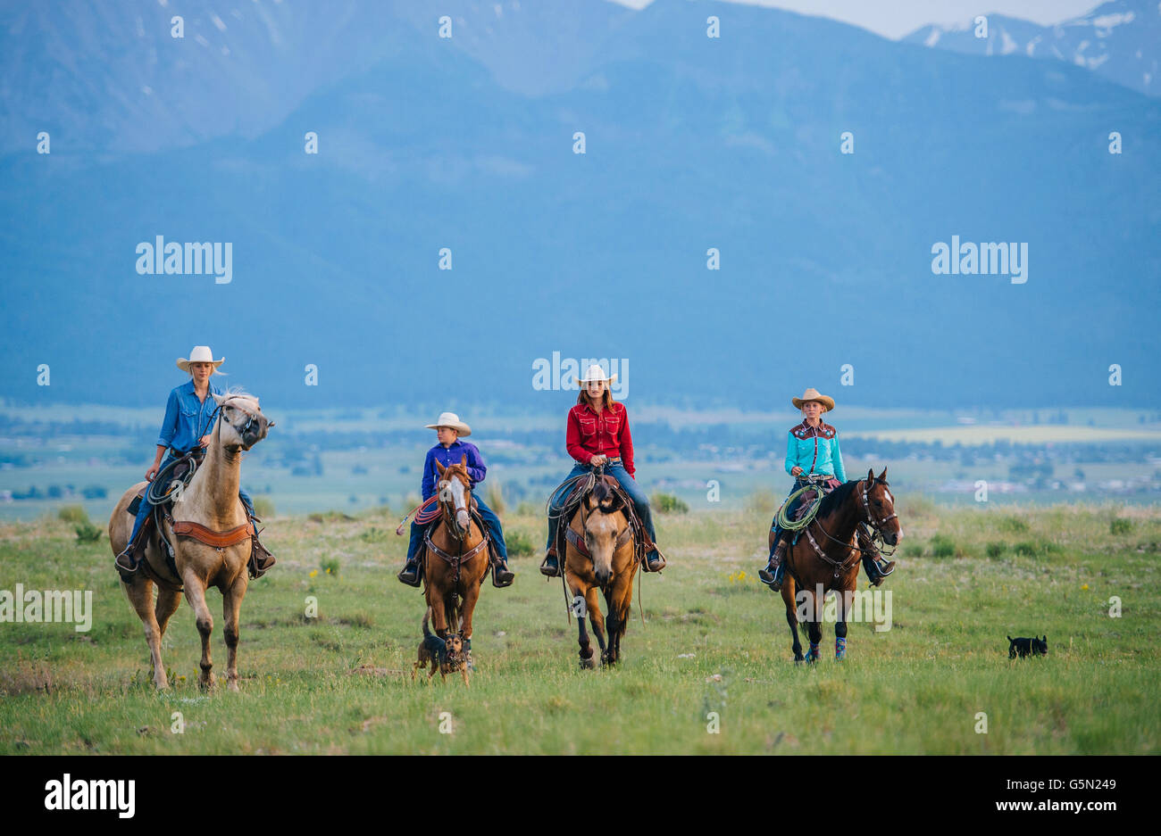 Cowboys et cowgirls équitation centre sur ranch Banque D'Images