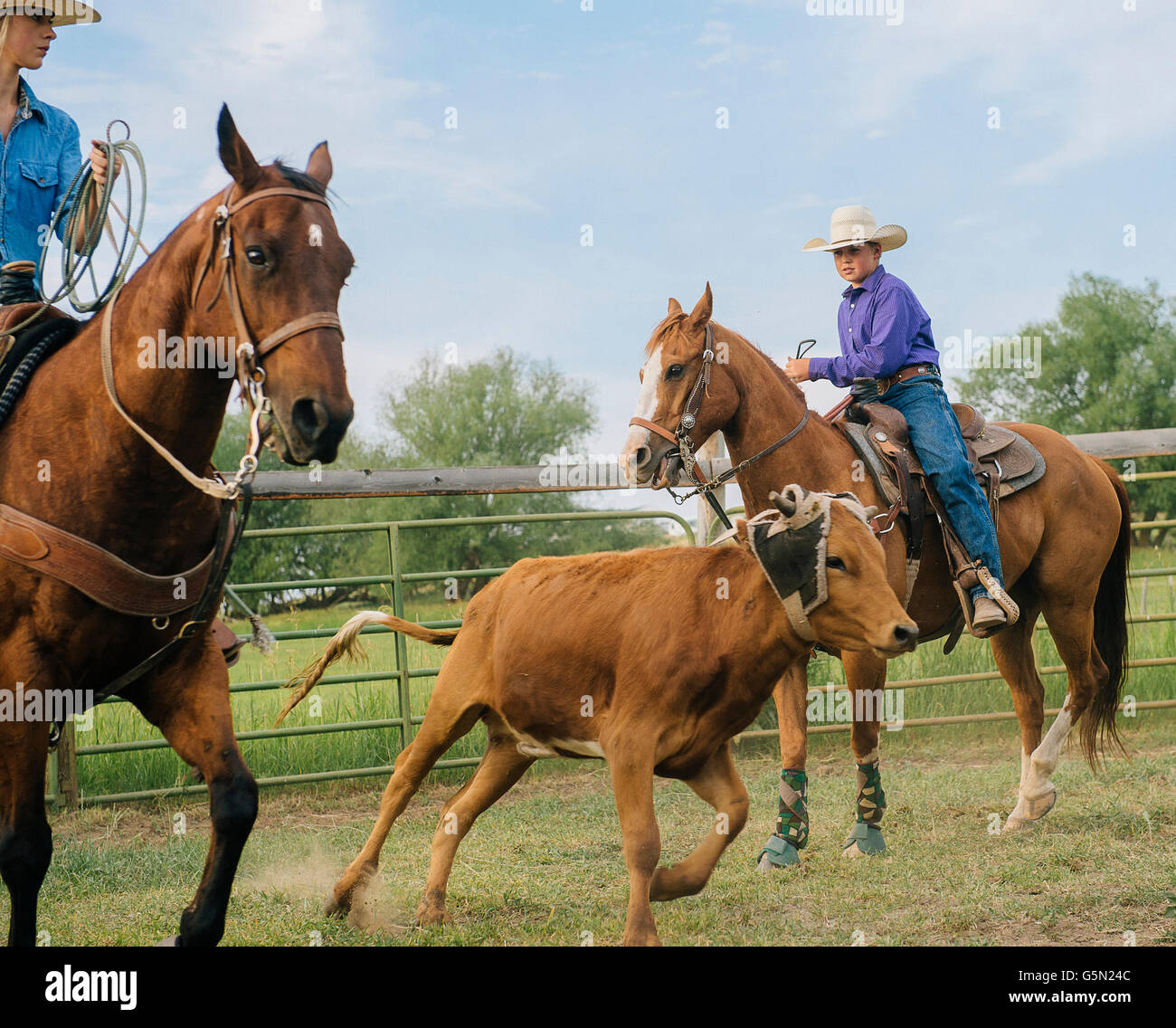 Cowgirl et lasso cowboy cattle ranch sur Banque D'Images